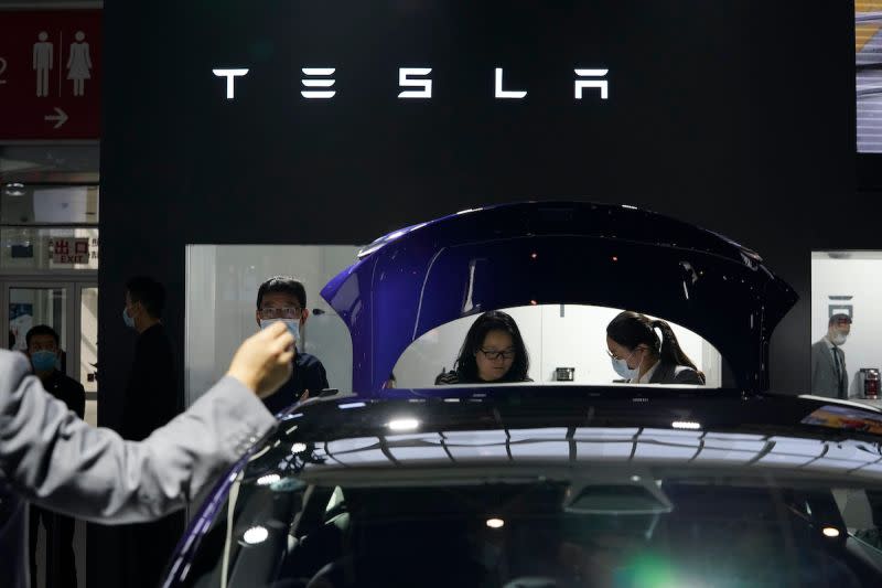 ▲美國電動車品牌特斯拉（Tesla）近期在中國爭議不斷，《彭博社》引述消息指，部分地區政府已經下令禁止員工及其家屬駕駛特斯拉。（圖／美聯社／達志影像）