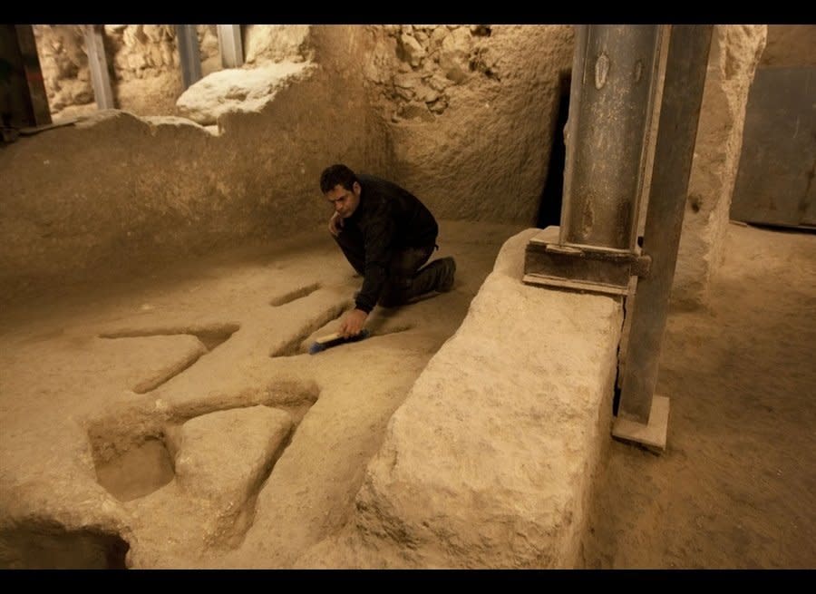 JERUSALEM -- Mysterious stone carvings made thousands of years ago and recently uncovered in an excavation underneath Jerusalem have archaeologists stumped.    <a href="http://www.huffingtonpost.com/2011/12/07/jerusalem-markings_n_1133613.html" target="_hplink">Jerusalem Markings From Ancient Past Stump Archeologists</a>