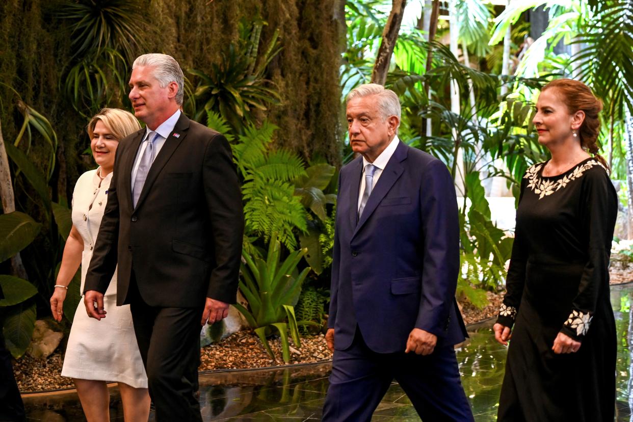 El presidente de Cuba, Miguel Diaz Canel, su esposa, Lis Cuesta, Andrés Manuel López Obrador, presidente de México y su esposa, Beatriz Gutiérrez.  | Foto: YAMIL LAGE / AFP via Getty Images