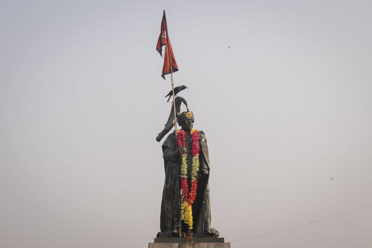 La estatua de un antiguo rey de Nepal en Katmandú