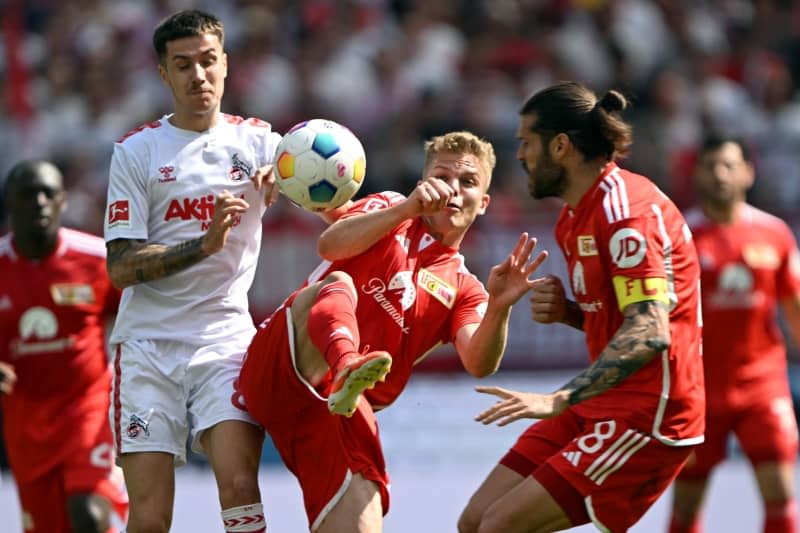 Cologne's Denis Huseinbasic (L) and Berlin's Andras Schaefer battle for the ball during the German Bundesliga soccer match between 1. FC Cologne and 1. FC Union Berlin at the RheinEnergieStadion. Federico Gambarini/dpa