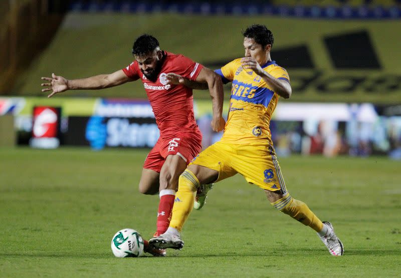 Foto de archivo de Pedro Alexis Canelo (rojo) en acción durante partido de la Liga México entre Toluca y Tigres UANL