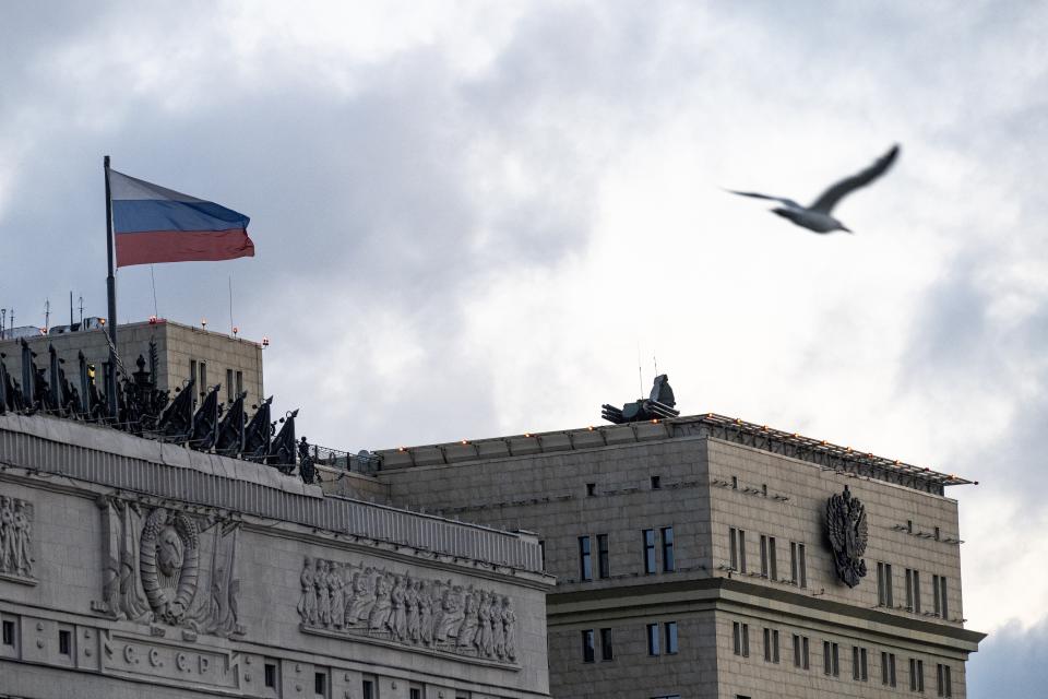 Archivo - Un ave vuela frente al edificio del Ministerio de Defensa ruso, en cuya parte superior se observan sistemas de artillería antiaérea, el sábado 24 de junio de 2023, en Moscú. (AP Foto/Archivo)