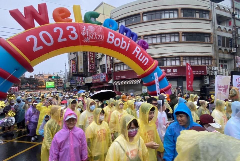 大甲媽Ｂｏｂｉ Ｒｕｎ祈福路跑昨日熱情開跑，吸引超過逾千位跑者熱情參加。（記者陳金龍攝）