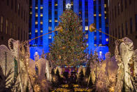 <p>Auch in New York City ist man bereits auf Weihnachten eingestellt. Am Rockefeller Center wurde zum 85. Mal feierlich der Weihnachtsbaum erleuchtet. (Bild: AP Photo) </p>