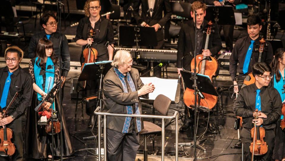 Somtwo Sucharitkul performing with his Siam Sinfonietta youth orchestra at the 2021 Oldenburg Festival.