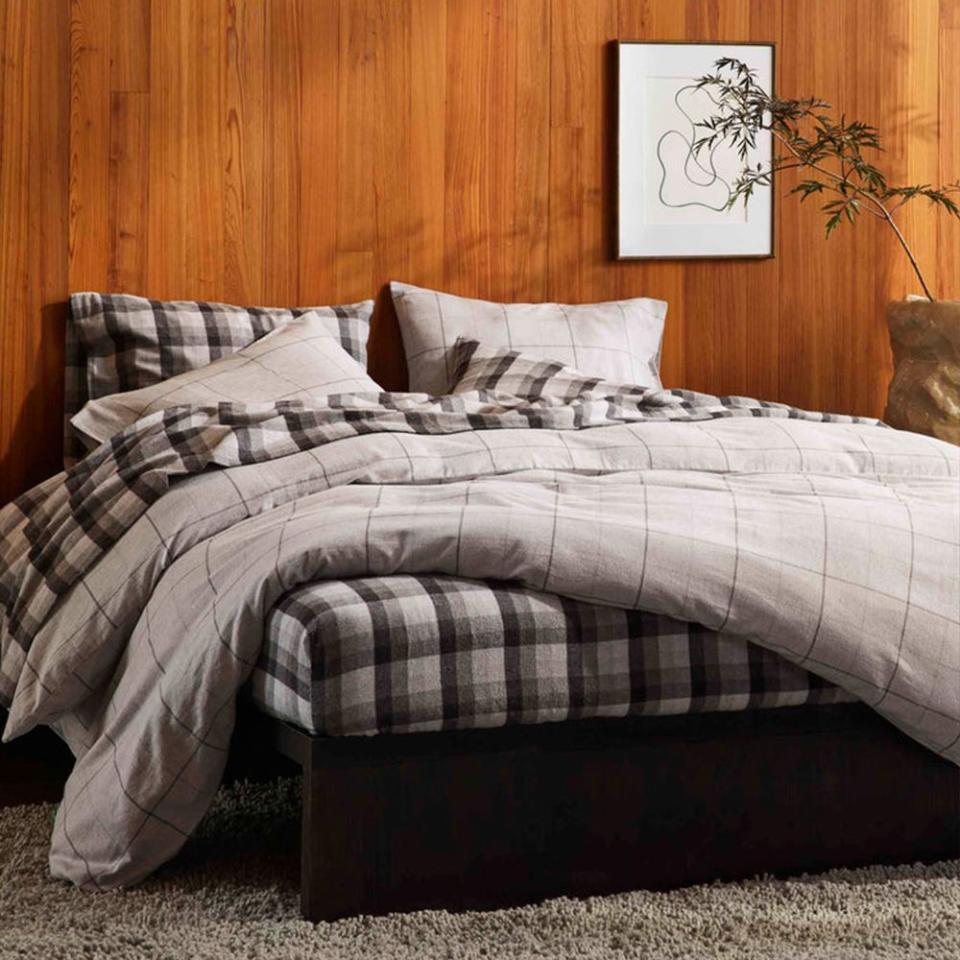 <p><a href="https://go.redirectingat.com?id=74968X1596630&url=https%3A%2F%2Fwww.brooklinen.com%2Fproducts%2Fflannel-core-sheet-set&sref=https%3A%2F%2Fwww.elle.com%2Ffashion%2Fshopping%2Fg45027075%2Fbest-flannel-sheet-sets%2F" rel="nofollow noopener" target="_blank" data-ylk="slk:Shop Now;elm:context_link;itc:0;sec:content-canvas" class="link ">Shop Now</a></p><p>Flannel Core Sheet Set</p><p>brooklinen.com</p><p>$169.00</p>