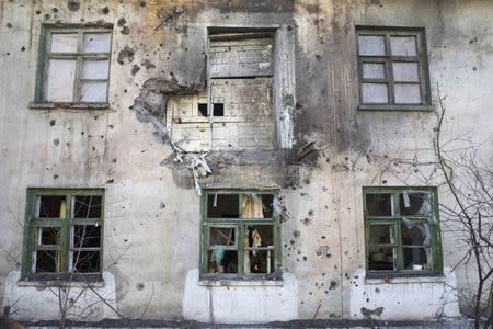 A house which was damaged by fighting is seen in the town of Vuhlehirsk February 25,2015. REUTERS/Baz Ratner