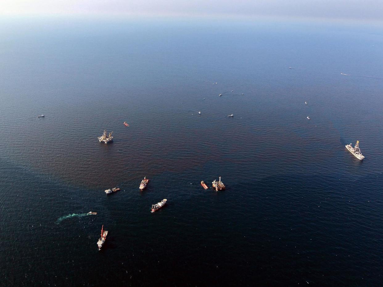 Boats surround oil spill in the Gulf of Mexico in 2010  (Getty)