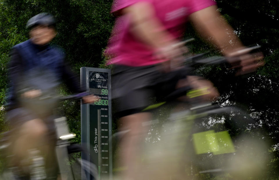 Cuentan a ciclistas cuando pasan frente al Rosslyn Bikeometer en el Día Nacional de Ir al Trabajo en Bicicleta en Arlington, Virginia, 19 de mayo de 2023. (AP Foto/Carolyn Kaster)