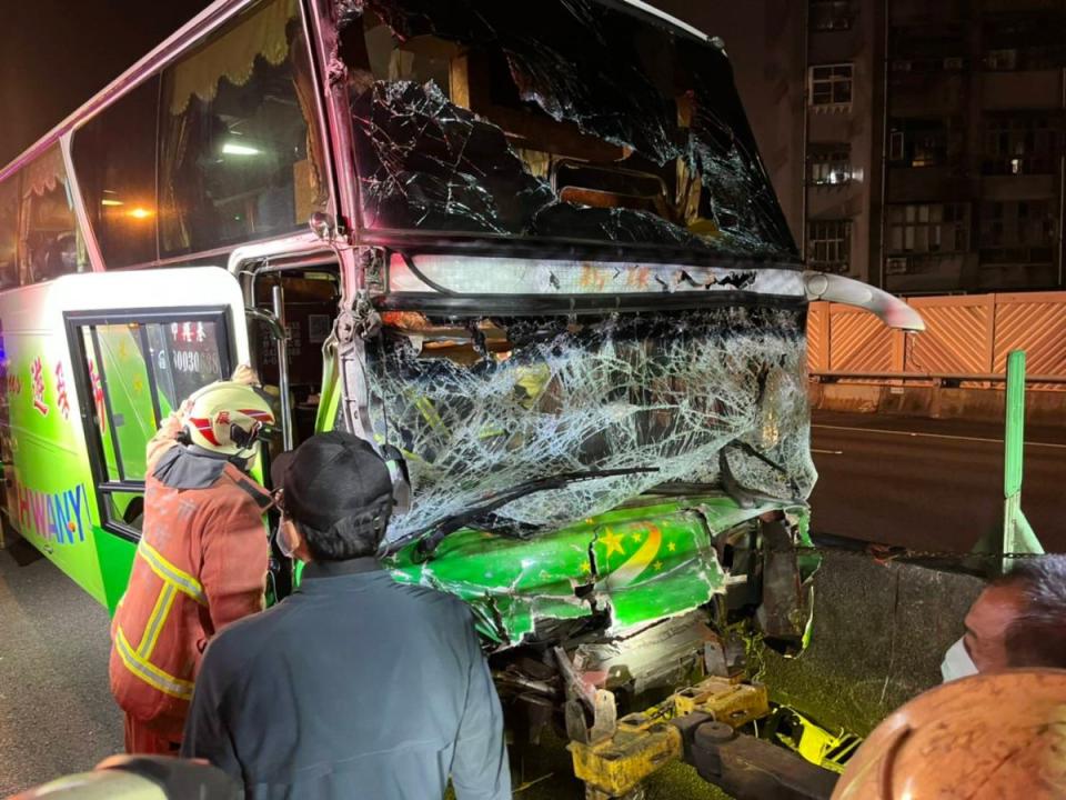 ▲國道三北上12.1K，2台自小客車1台大貨車1台遊覽車發生車禍。（圖／翻攝畫面）