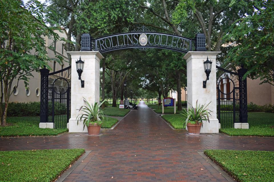 The entrance to Rollins College in Winter Park. (Photo / Harold Bubil; 8-11-2017)