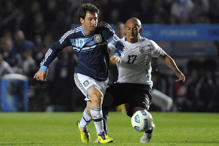 Lionel Messi y Egidio Arévalo Ríos, en el 1-1 de la Copa América Argentina 2011 que resultó fatídico para el local: Uruguay venció por 5-4 en los penales y eliminó al seleccionado dirigido por Sergio Batista.