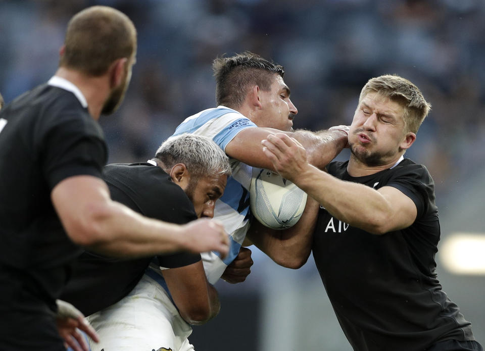 Pablo Matera de Argentina es derribado por Jack Goodhue, derecha, de Nueva Zelanda durante un partido entre ambos equipos el sábado 14 de noviembre de 2020 por el torneo Tres Naciones en el estadio Bankwest, en Sydney, Australia. (AP Foto/Rick Rycroft)