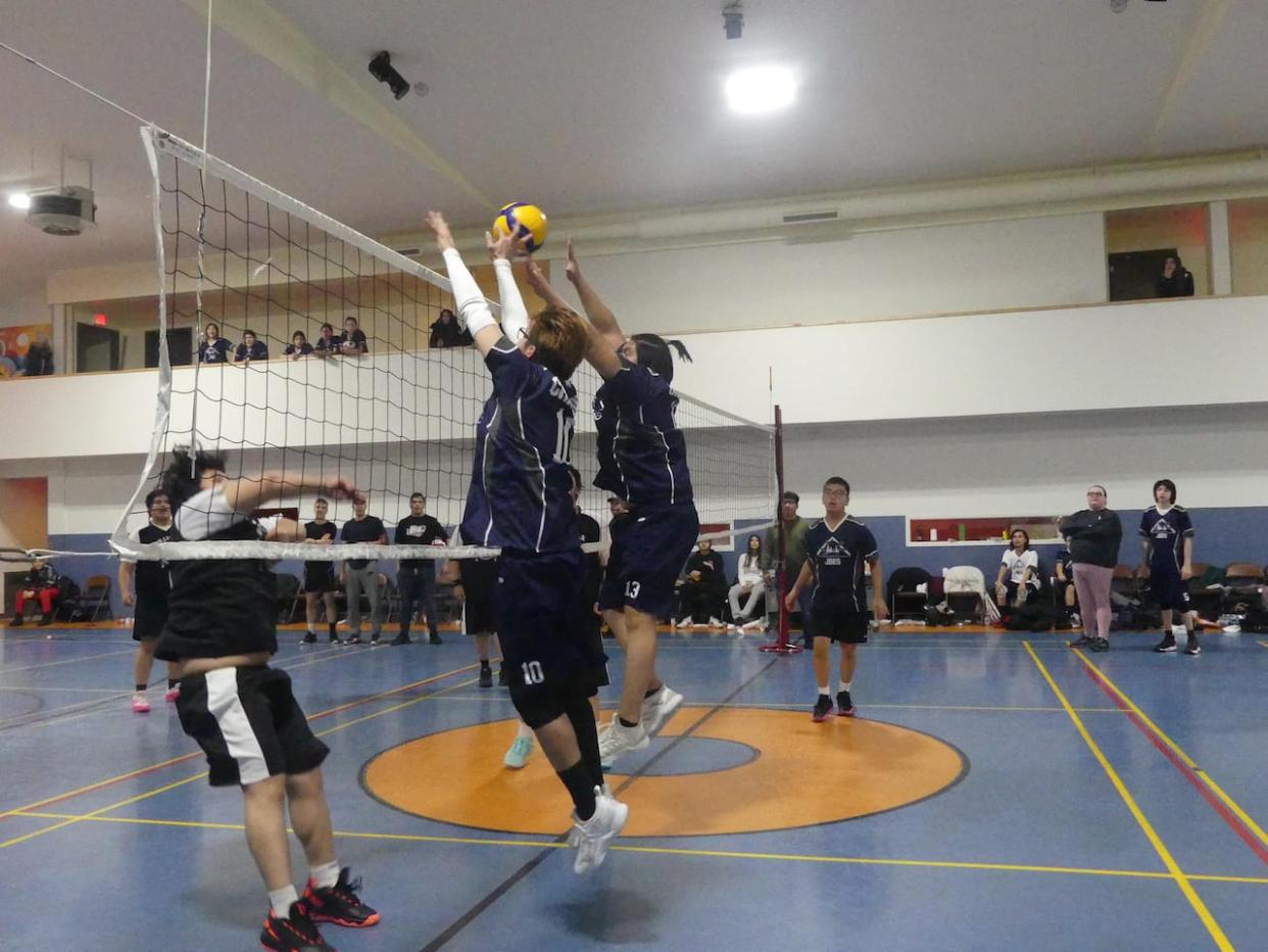 Students from James Bay Eeyou school in Chisasibi, Que., on the volleyball court. The school's boys and girls teams are undefeated this season. (Kaylie Chaulk Hodder - image credit)