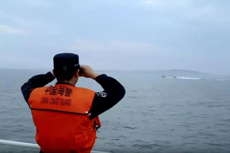 中國海警今年4月在金門海域巡查時，用望遠鏡監控我方海巡船隻。翻攝微博