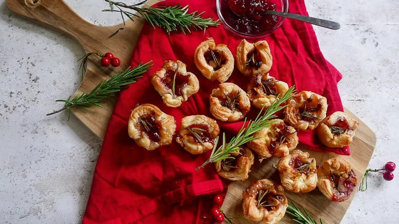 cranberry rosemary brie bites