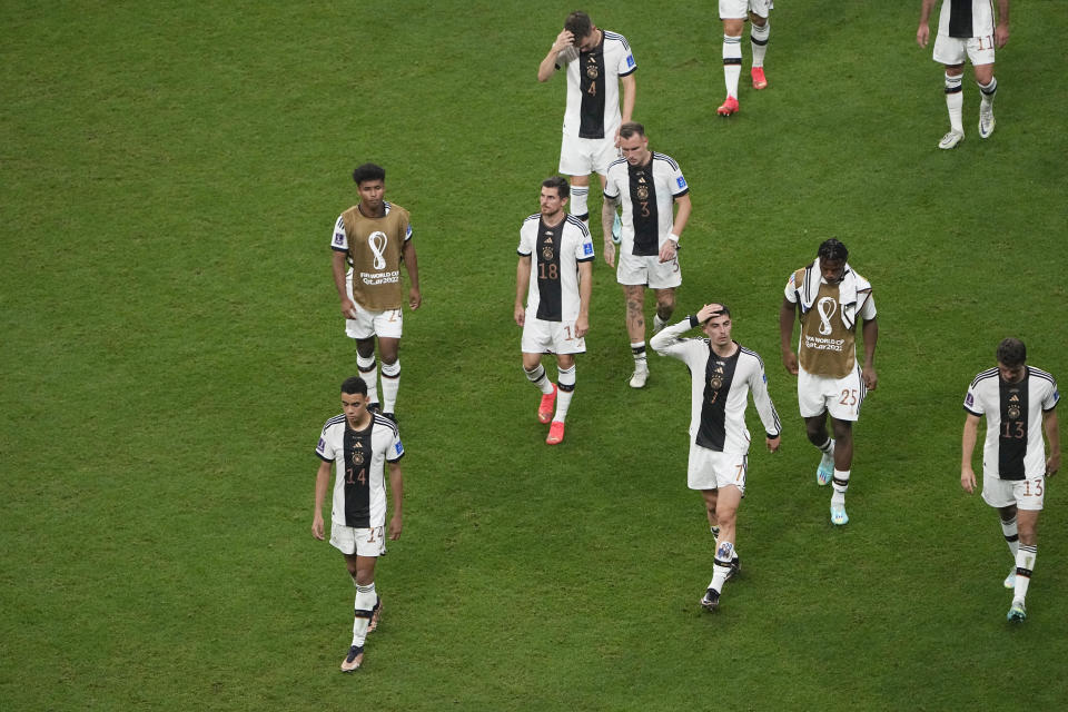 Los jugadores de Alemania se retiran del campo tras el partido contra Costa Rica por el Grupo E del Mundial, el jueves 1 de diciembre de 2022, en Jor, Qatar. Alemania quedó eliminada del torneo. (AP Foto/Ariel Schalit)