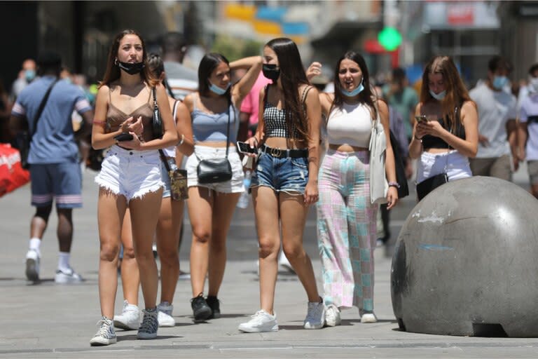 Un grupo de jóvenes camina por el centro de Madrid, este lunes