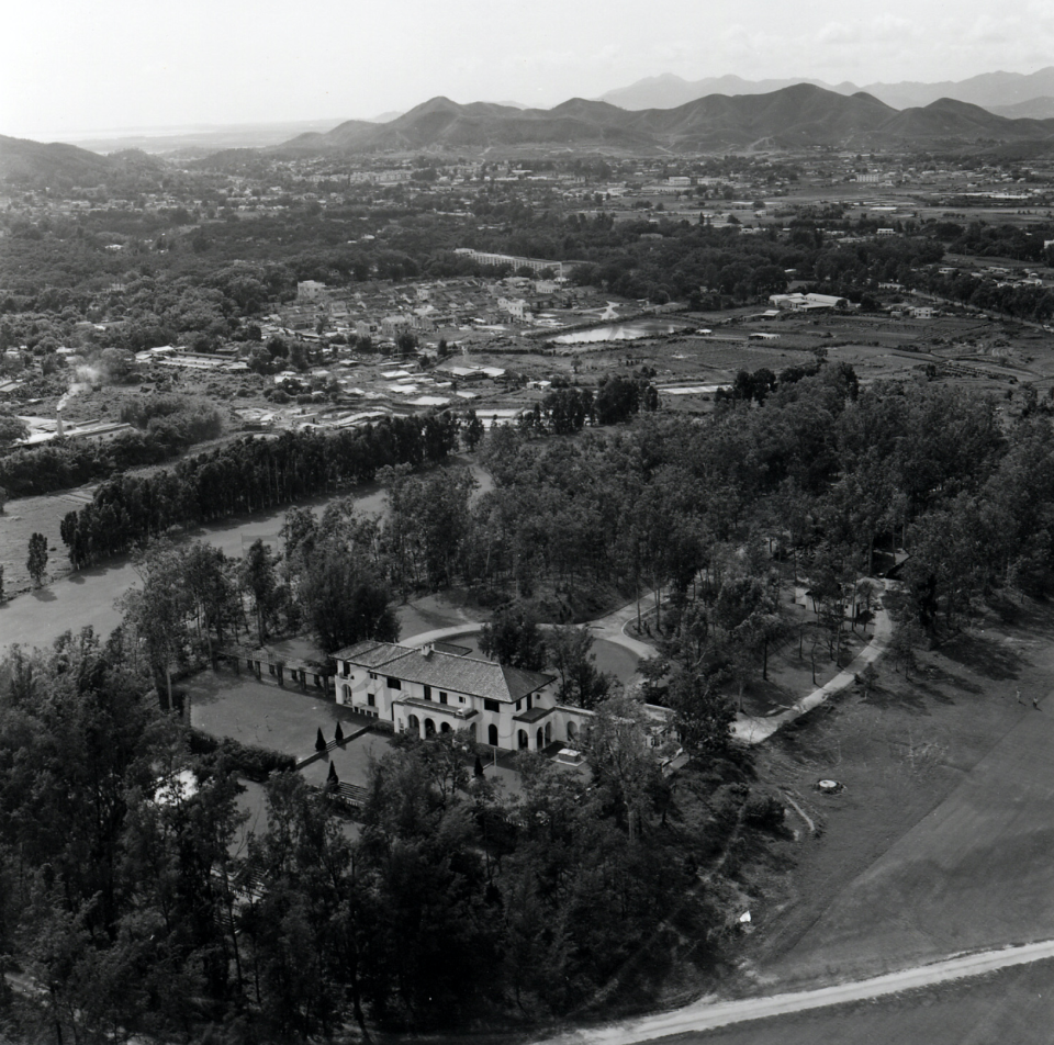 1973年，從上空可見，港督粉嶺別墅坐落於粉嶺高爾夫球場內，四周被樹林包圍。（圖片來源：香港公共圖書館）