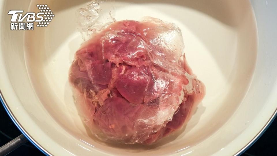 肉品加入白醋、溫水後，密封浸泡3分鐘即可完成解凍。（示意圖／shutterstock達志影像）