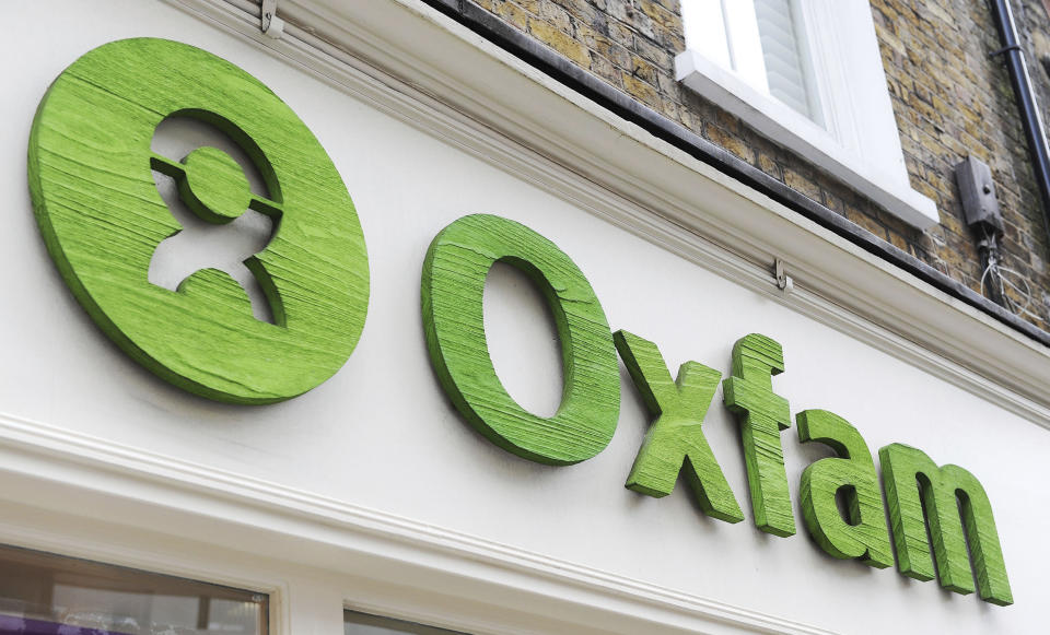 ARCHIVO - Esta fotografía de archivo del 21 de mayo de 2013 muestra el exterior de una tienda de Oxfam en Londres. Trabajadores de Oxfam sospechosos de conducta sexual inapropiada en Haití intimidaron y amenazaron a un testigo mientras ese organismo de ayuda humanitaria investigaba las primeras acusaciones, según el informe que publicó sobre la pesquisa interna. (Nick Ansell/PA vía AP, archivo)