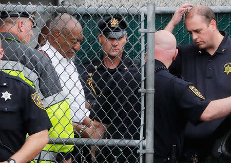 El comediante Bill Cosby sale esposado de la corte del condado de Montgomery tras su juicio por abuso sexual en Norristown, EEUU, sep 25, 2018. REUTERS/Brendan McDermid