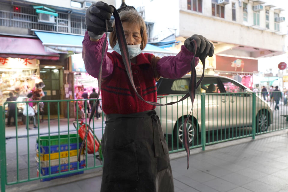 陳婆婆指，早前用繩將三個手推車綁在燈柱，某日手推車不翼之飛，只剩下被剪斷的繩索。