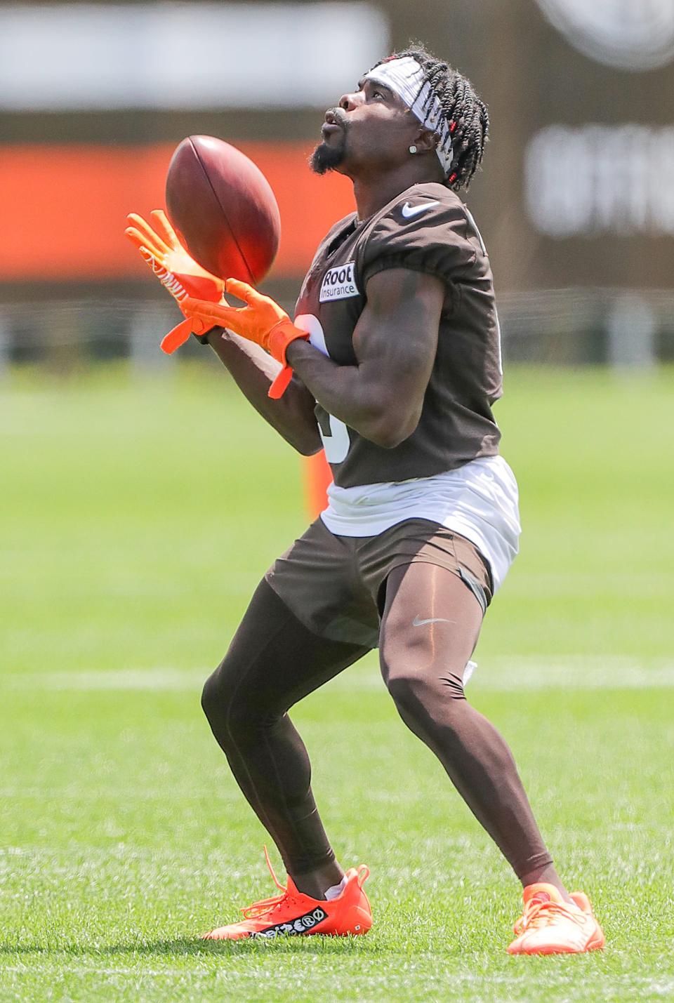 Cleveland Browns receiver Jakeem Grant Sr. catches a punt during training camp on July 29, 2022.