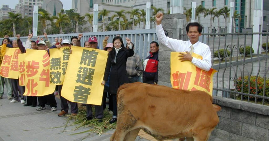柯賜海（右1）曾牽著牛，前往台南地院前的抗議現場「湊熱鬧」。（圖／報系資料照）