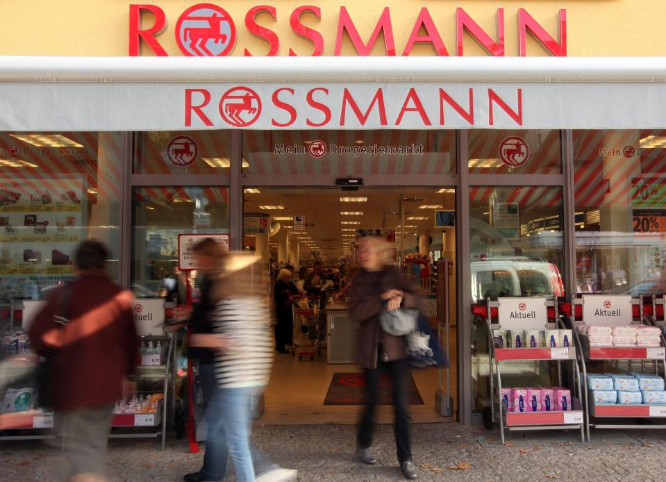 Bei Rossmann ist es anscheinend gang und gäbe, Produkte mit Tiefstpreisen zu bewerben, obwohl es sich dabei eigentlich um den regulären Preis handelt – so geschehen laut NDR bei Shampoos. Es werde versucht, künstlich Druck auf den Kunden aufzubauen, damit der Griff ins Regal leichter von der Hand geht. In manchen Werbeprospekten war der angeblich reduzierte Preis sogar höher als der normale. Von wegen Tiefpreis.