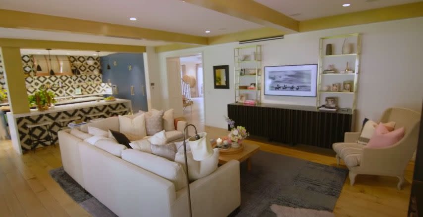 2) Hilary Duff's house - the living room