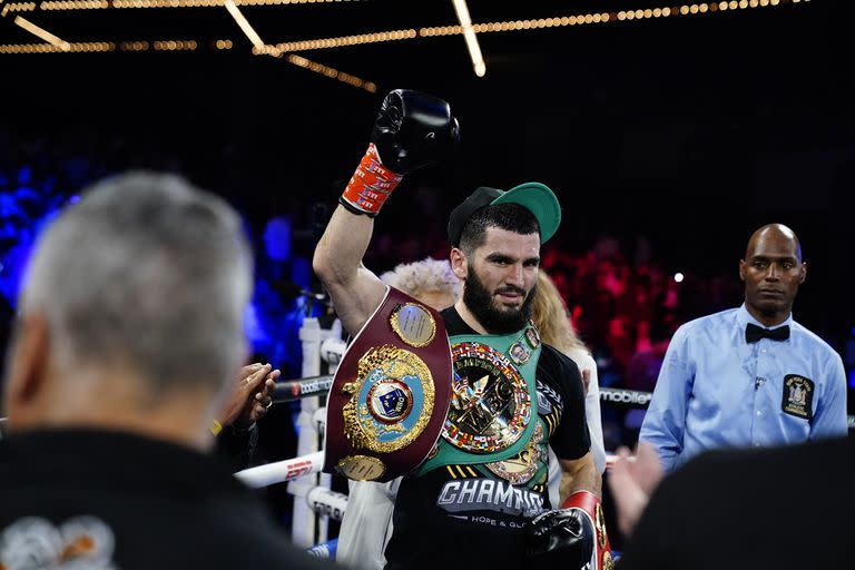 Artur Beterbiev gesticula después de derrotar a Joe Smith Jr., el 18 de junio de 2022 en Nueva York