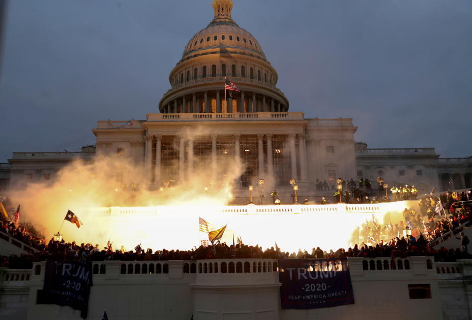 <p>El Capitolio de Estados Unidos asoma detrás de una explosión causada por munición policial mientras partidarios del presidente Donald Trump tratan de entrar en el edificio. (Foto: Leha Millis / Reuters).</p> 