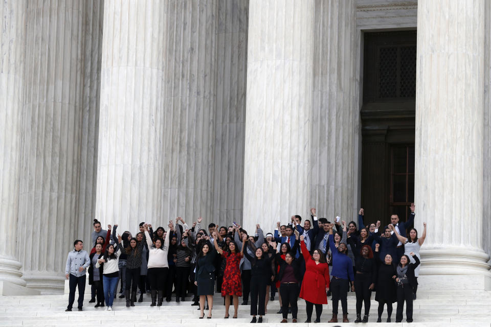 Los beneficiados por el programa de Acción Diferida para los Llegados en la Infancia (DACA) y otras personas salen de la Corte Suprema con sus manos en alto después de que se escucharan los argumentos en el caso de la decisión del presidente Donald Trump de poner fin al programa el martes 12 de noviembre de 2019 en Washington. (AP Foto/Jacquelyn Martin)