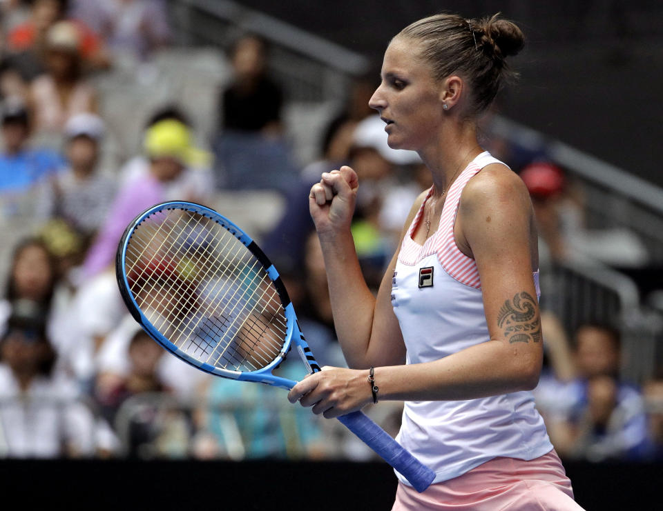 La checa Karolina Pliskova celebra después de vencer a la estadounidense Madison Brengle en su partido de segunda ronda del Abierto de Australia el jueves 17 de enero de 2019 en Melbourne, Australia. (AP Foto/Mark Schiefelbein)