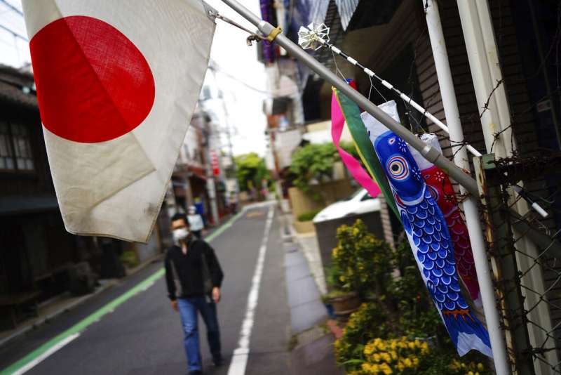 東京街頭的日本國旗與鯉魚旗。（美聯社）