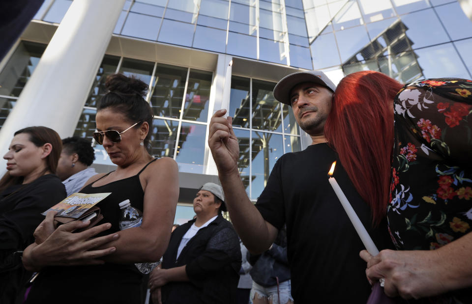 Makeshift memorials pay tribute to Las Vegas shooting victims