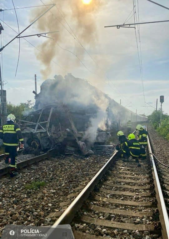 Bei einer Kollision zwischen einem Zug und einem Bus im Südwesten der Slowakei sind mindestens sechs Menschen gestorben und fünf weitere verletzt worden. Laut Rettungskräften sind weitere Tote zu befürchten. (Handout)