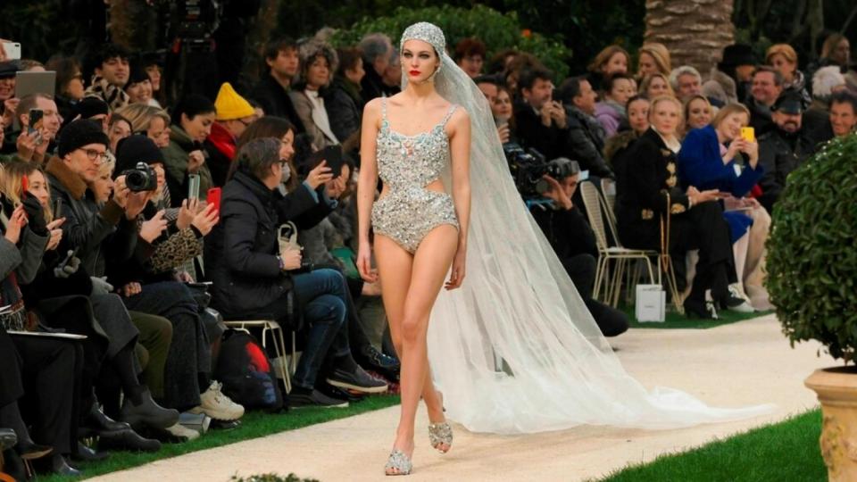 李奧納多狄卡皮歐名模女友維多利亞伽里蒂2019年1月22日在「巴黎時裝週」穿名牌的前衛婚紗走秀（圖片來源：美聯社）