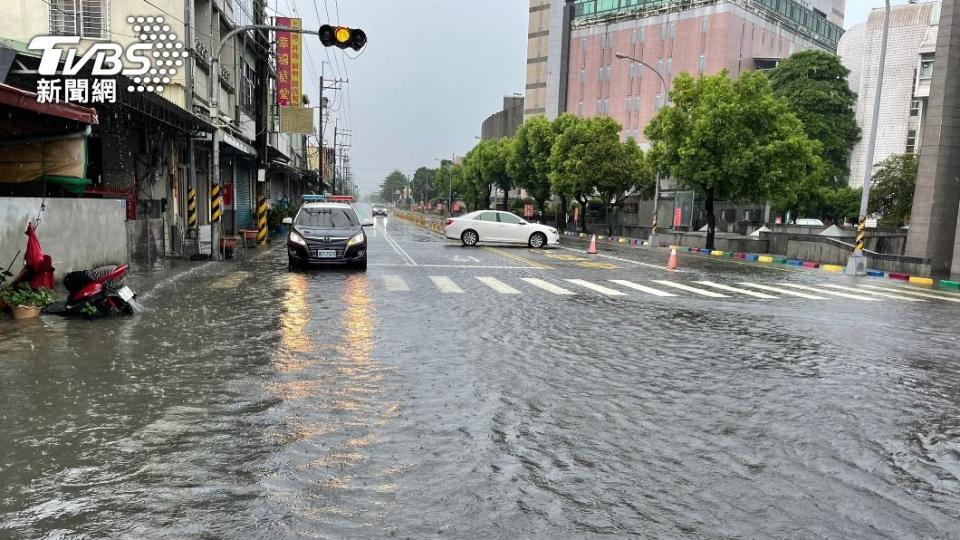 颱風來臨時，應避免將車輛停放在低窪易淹水區域。（圖片來源/ TVBS）