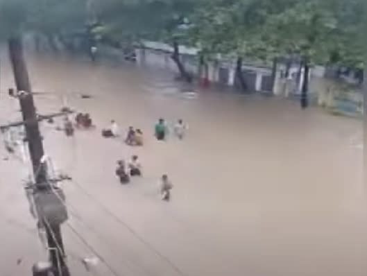 2023年10月10日緬甸商業大城仰光附近勃固降雨量創新記錄，居民高舉著食物走在被洪水淹沒的街道/擷自you tube 畫面
<br />