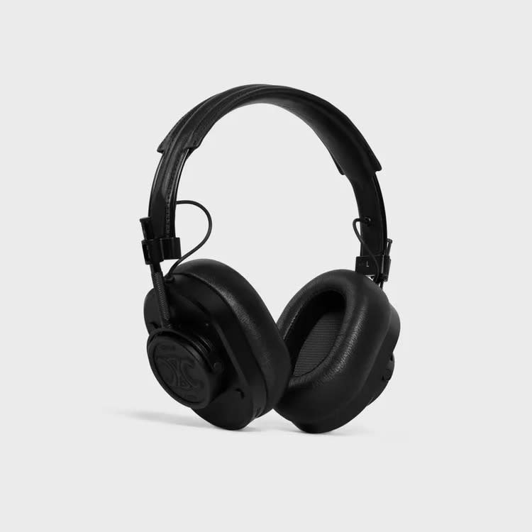 黑色TRIOMPHE壓花天然牛皮革耳機，3萬1000元。品牌提供