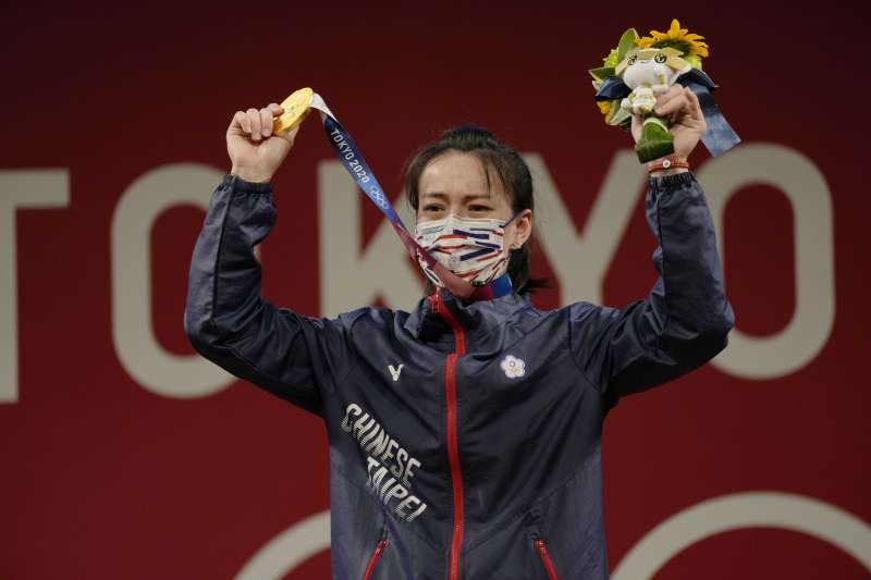2021年7月27日，東京奧運，台灣代表隊舉重女子59公斤量級選手郭婞淳出賽，勇奪金牌（AP）