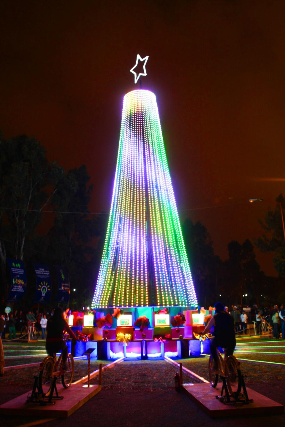 Un árbol de Navidad iluminado con la energía producida por 15 bicicletas fue la apuesta de la ciudad de Puebla, México. EFE/Francisco Guasco