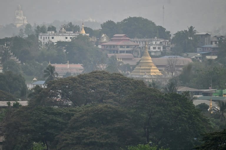 La ville de Myawaddy, en Birmanie, vue du côté thailandais de la frontière, le 11 avril 2024 (MANAN VATSYAYANA)