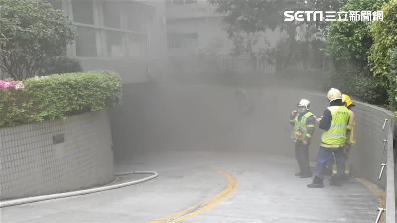 台北市內湖區金矽谷財經大樓地下室發生火警。（圖／翻攝畫面）