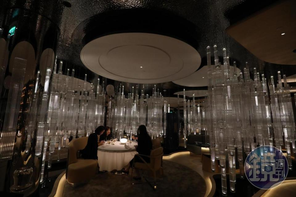 手工玻璃吊燈形成的燈瀑，是澳門「杜卡斯餐廳Alain Ducasse at Morpheus」最獨特的美景。
