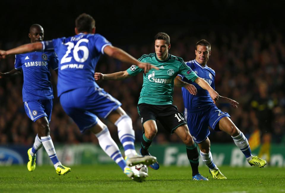 FC Schalke 04's Julian Draxler (C) is surrounded by Chelsea players during their Champions League soccer match at Stamford Bridge in London November 6, 2013. REUTERS/Eddie Keogh (BRITAIN - Tags: SPORT SOCCER)