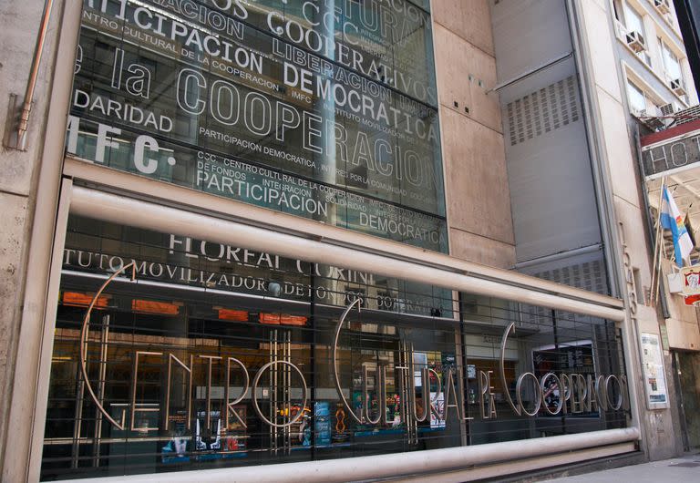 Fachada del Centro Cultural de la Cooperación Floreal Gorini, situado en Corrientes 1543, frente al Teatro San Martín